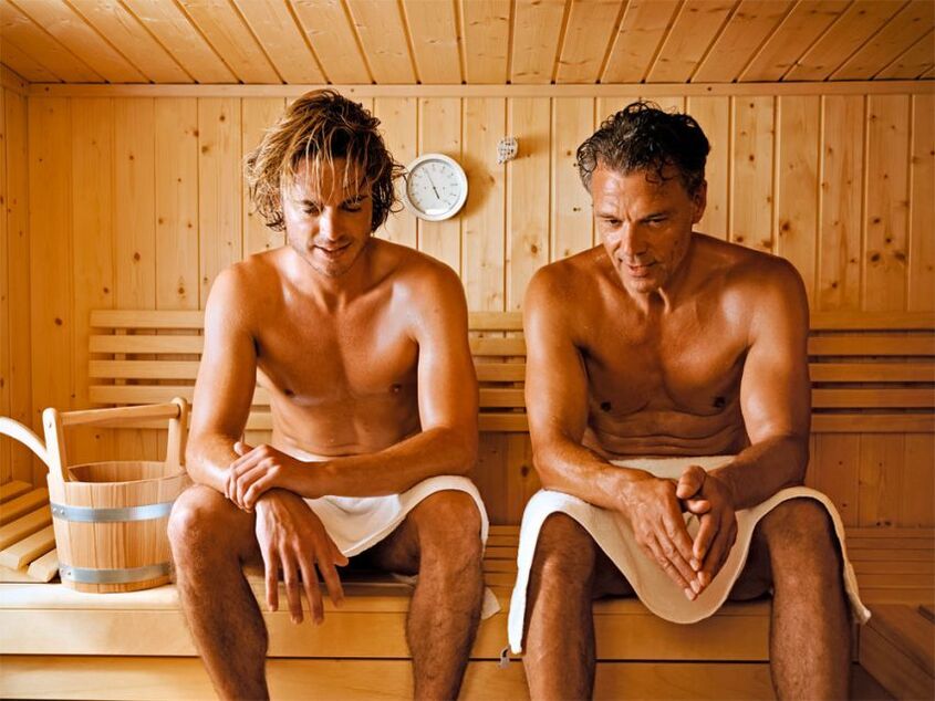 Os homes visitan a sauna para tratar a prostatite