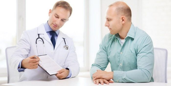 médico prescribe medicamentos para a prostatite